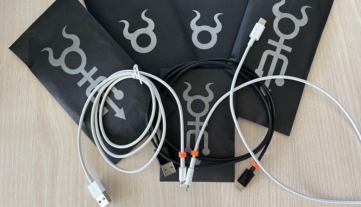 Různá balení O.MG USB kabelů
