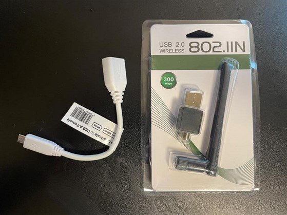 Kabel MicroUSB na USB-A a USB anténa, kterou je možné připojit na USB-A.