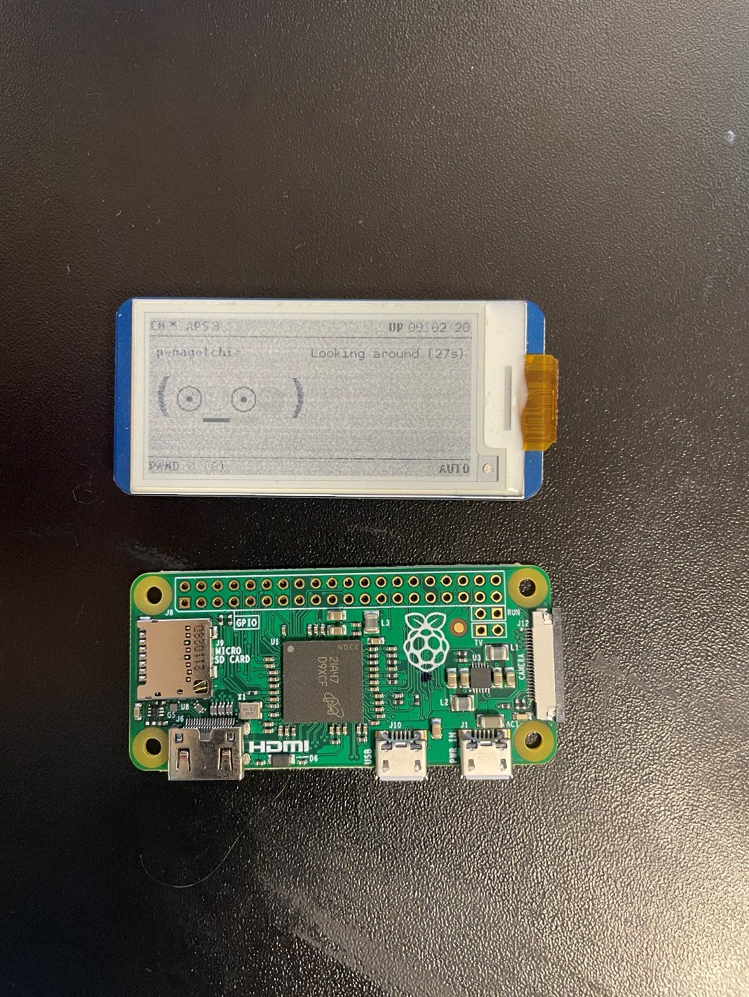 Modrá deska je zobrazovací displej a zelená samotný Raspberry PI.